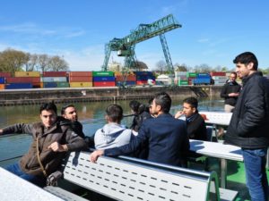 Auf dem Oberdeck der MS RheinCargo vor dem Container-Terminal im Hafen Niehl.